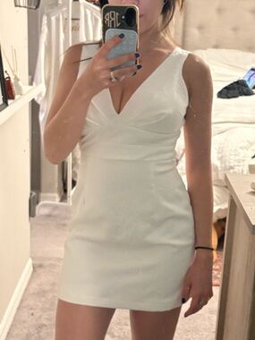 Donna Ricco White V-Neck Mini Dress